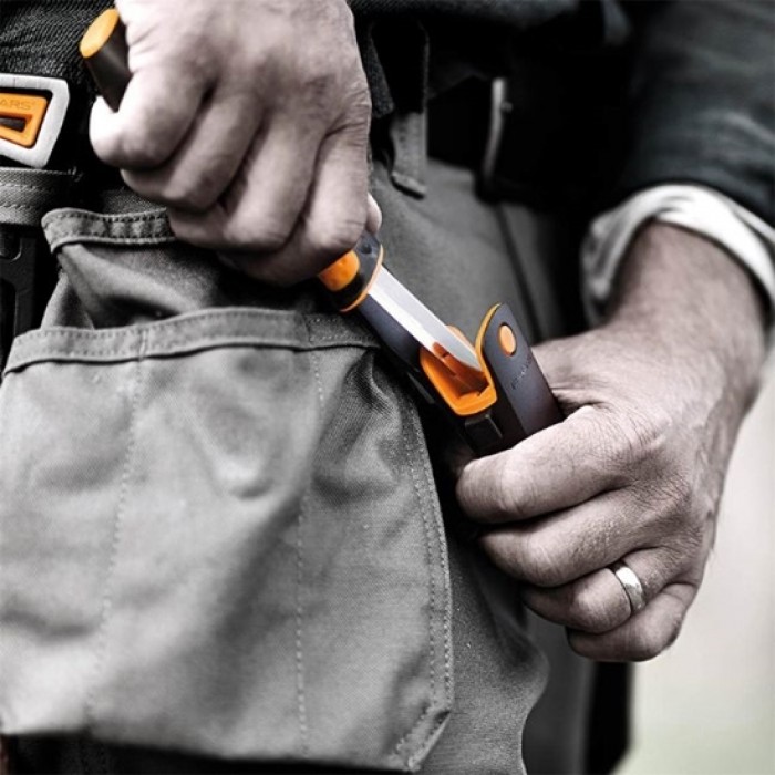 Mαχαίρι γενικής χρήσης με ακονιστήρι  FISKARS 156017102