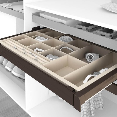 Σετ Οργάνωσης Ντουλάπας για κοσμήματα και μικροαντικείμενα, αποτελούμενο από μεταλλικό πλαίσιο και ξύλινα διαχωριστικά επενδεδυμένα με τσόχα σε μπεζ χρώμα. Κατάλληλο για κουτί με εξωτερικές διαστάσεις Πλάτους 60cm Emuca Jewelry Organizer 6930013+6931075