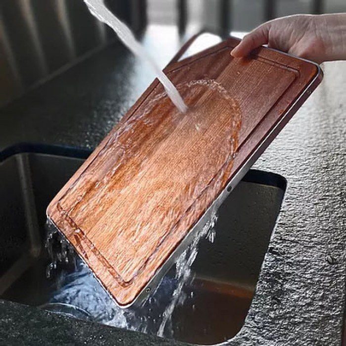 Ξύλο κοπής Hazuto με Διαστάσεις 329mm X 234mm από Ξύλο Sapele από το Κονγκό και με μονοκόμματο μεταλλικό πλαίσιο Τhe Ηazuto Βoard 304