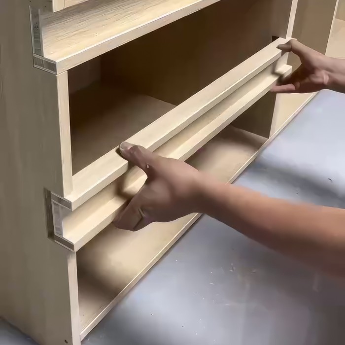 Κεντρικό κάθετο προφίλ Gola για ένωση μεταξύ δυο κουτιών σε Βέργα Μήκους 2.35m Γκρι Ανθρακί Emuca Gola Central 8162535