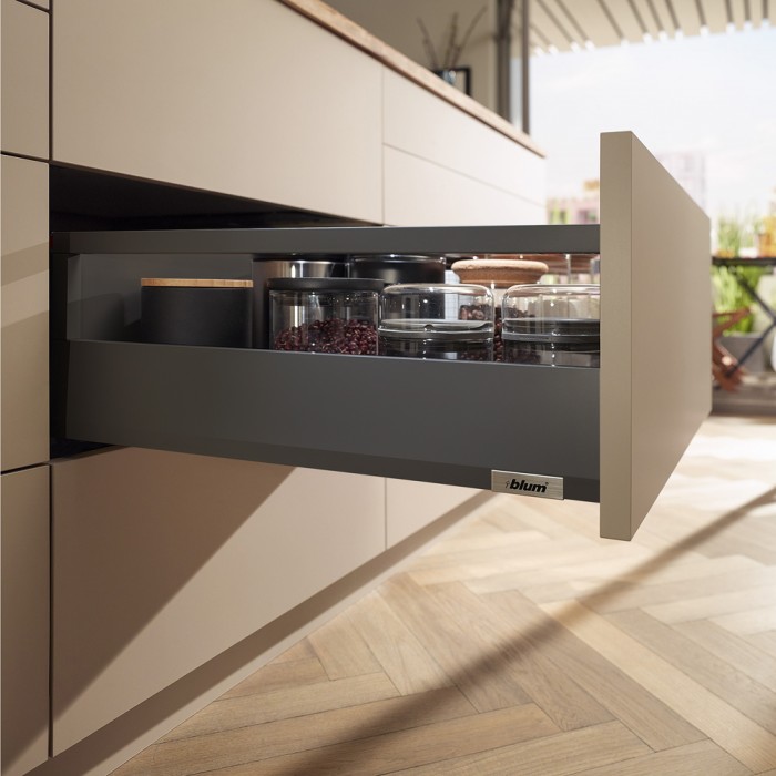 Μεταλλικό καλάθι Blum MerivoBox Αρθρωτό -E- με βέργα γκάλερι με ύψος 20.9cm και Βάθος 50cm και αντοχή φορτίου 40 kg σε χρώμα Γκρι Σκούρο (Grey Orion)