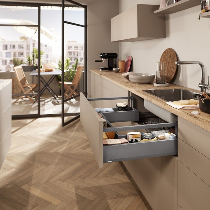 Μεταλλικό καλάθι Blum MerivoBox Αρθρωτό -E- με βέργα γκάλερι με ύψος 20.9cm και Βάθος 50cm και αντοχή φορτίου 40 kg σε χρώμα Γκρι Σκούρο (Grey Orion)