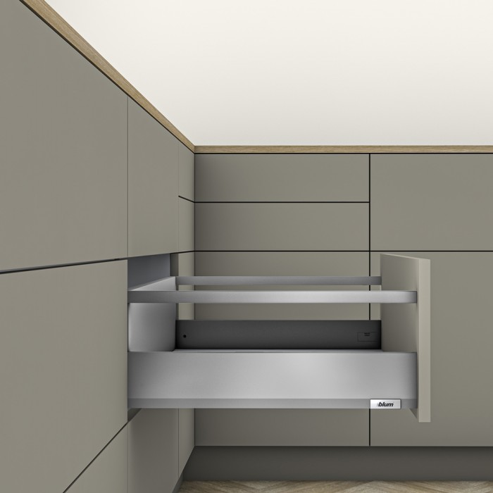 Μεταλλικό καλάθι Blum MerivoBox Αρθρωτό -E- με βέργα γκάλερι με ύψος 20.9cm και Βάθος 50cm και αντοχή φορτίου 40 kg σε χρώμα Γκρι Ανοιχτό (Grey Indium)