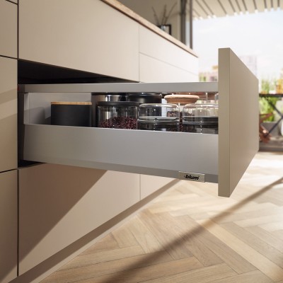 Μεταλλικό καλάθι Blum MerivoBox Αρθρωτό -E- με βέργα γκάλερι με ύψος 20.9cm και Βάθος 50cm και αντοχή φορτίου 40 kg σε χρώμα Γκρι Ανοιχτό (Grey Indium)