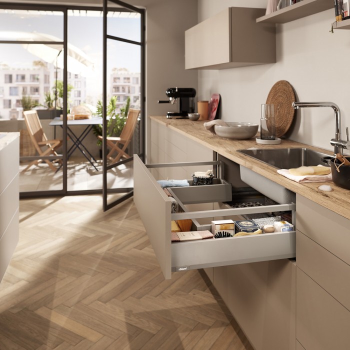 Μεταλλικό καλάθι Blum MerivoBox Αρθρωτό -E- με βέργα γκάλερι με ύψος 20.9cm και Βάθος 50cm και αντοχή φορτίου 40 kg σε χρώμα Γκρι Ανοιχτό (Grey Indium)