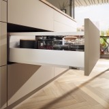 Μεταλλικό καλάθι Blum MerivoBox Αρθρωτό -E- με βέργα γκάλερι με ύψος 20.9cm και Βάθος 50cm και αντοχή φορτίου 40 kg σε χρώμα Λευκό (White Satine)