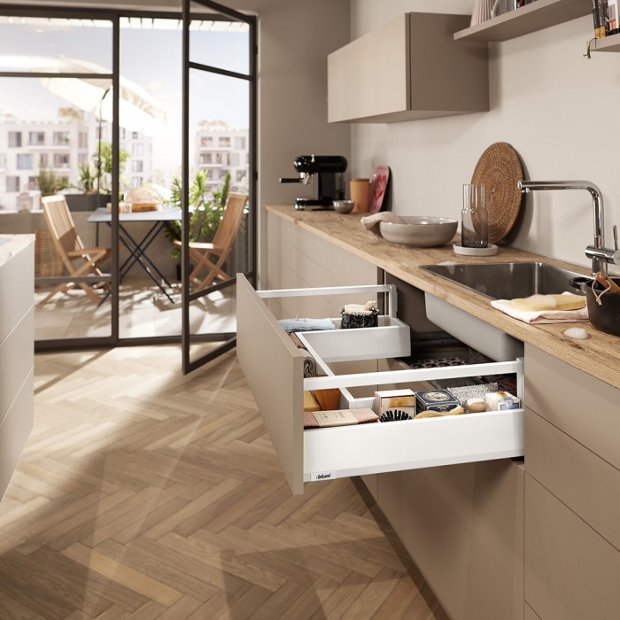 Μεταλλικό καλάθι Blum MerivoBox Αρθρωτό -E- με βέργα γκάλερι με ύψος 20.9cm και Βάθος 50cm και αντοχή φορτίου 40 kg σε χρώμα Λευκό (White Satine)