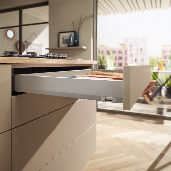 Μεταλλικό συρτάρι Blum MerivoBox -N-  με ύψος 8.55cm και Βάθος 50cm και αντοχή φορτίου 40 kg σε χρώμα Γκρι Ανοιχτό (Grey Indium)