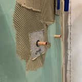 Ειδικά Στεγανωτικά Κολλάρα Τοίχου - Δαπέδου 140mm x 140mm κατάλληλο για σωλήνες Ø 25-40mm (1Τεμάχιο)  - Επενδυμένα με Υαλοβάμβακα και στις Δύο Πλευρές Bostik ARDATAPE WALL