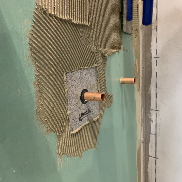 Ειδικά Στεγανωτικά Κολλάρα Τοίχου - Δαπέδου 140mm x 140mm κατάλληλο για σωλήνες Ø 25-40mm (1Τεμάχιο)  - Επενδυμένα με Υαλοβάμβακα και στις Δύο Πλευρές Bostik ARDATAPE WALL