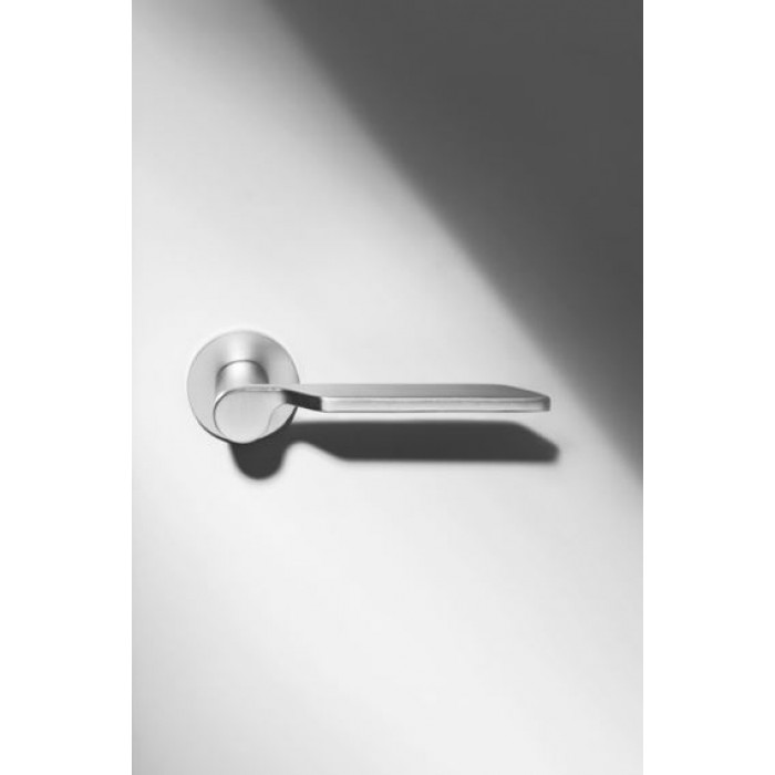 Πόμολα πόρτας υψηλής αισθητικής Levante satin chrome dnd με σχεδιασμό του Maurizio Varratta
