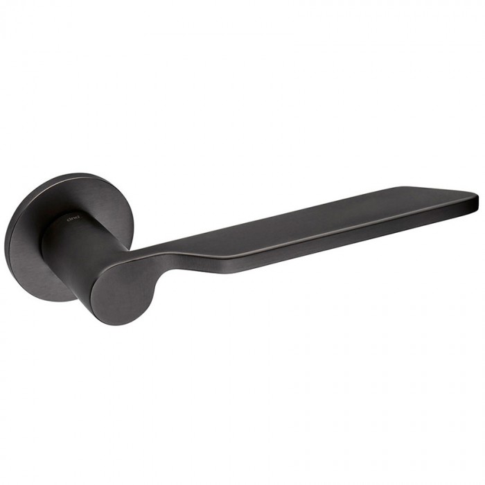 Πόμολα πόρτας υψηλής αισθητικής Levante Satin graphite PVD dnd με σχεδιασμό του Maurizio Varratta